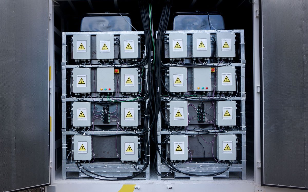 RenaultGroupDE's tweet photo. Nachhaltige #Energiespeicherung 🔋mit dem @GroupeRenaultEV #AdvancedBatteryStorage Projekt: In NRW nimmt jetzt ein stationärer Stromspeicher aus #RenaultZOE Antriebsbatterien den Betrieb auf, der über eine Speicherkapazität von 3 MWh verfügt. Mehr 👉https://t.co/s27ERWWPMJ https://t.co/mVUuq3e2uH