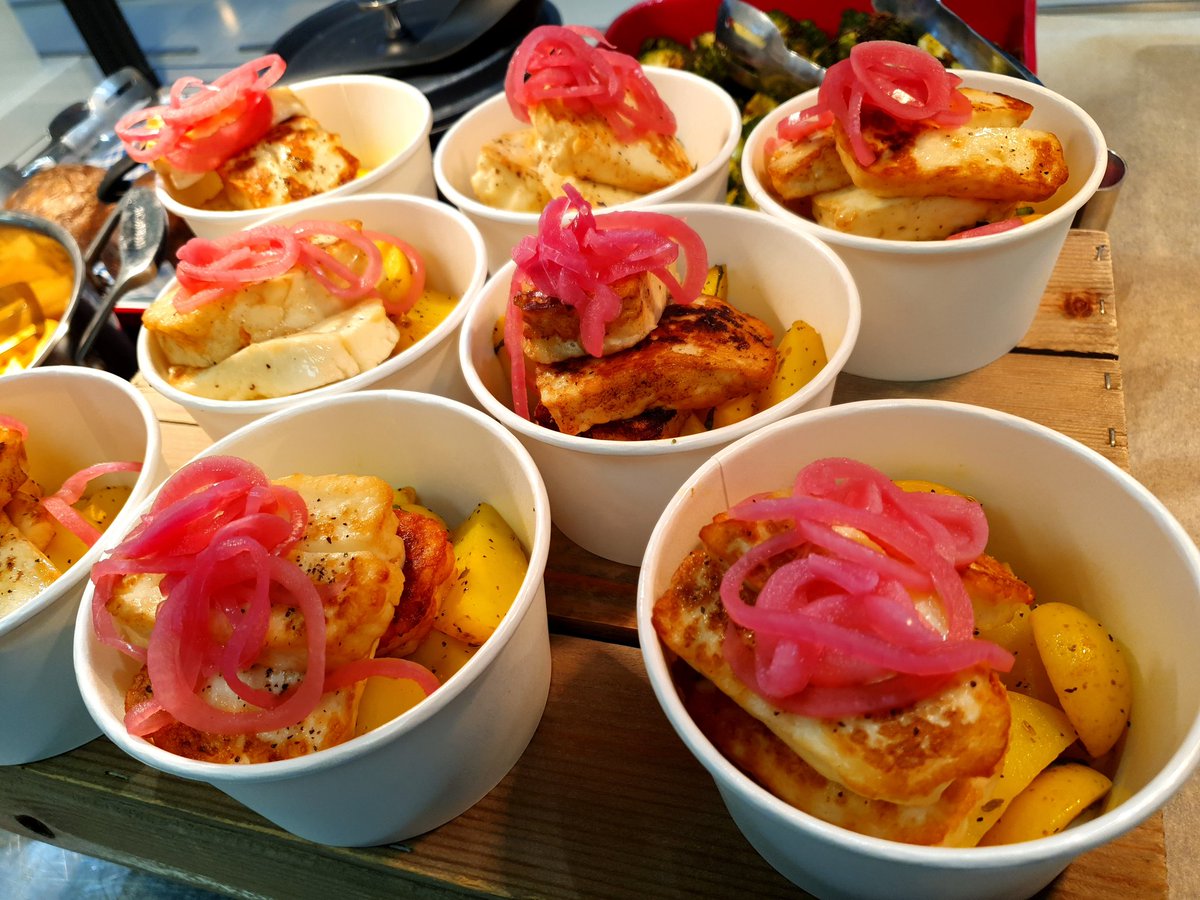 Wharf_Kitchen's tweet photo. Give yourself a break! 😏 It's lunch time! 👌 Lamb kofta with pickled onions &amp; yoghourt or... maybe you prefer the pan-fried halloumi with 🍋 and fennel potatoes? 👍😉 #welovethisbusiness #cookingforkeyworkers #cookingwithpassion #servingwithasmile @baxterstorey https://t.co/Br8QERbohC