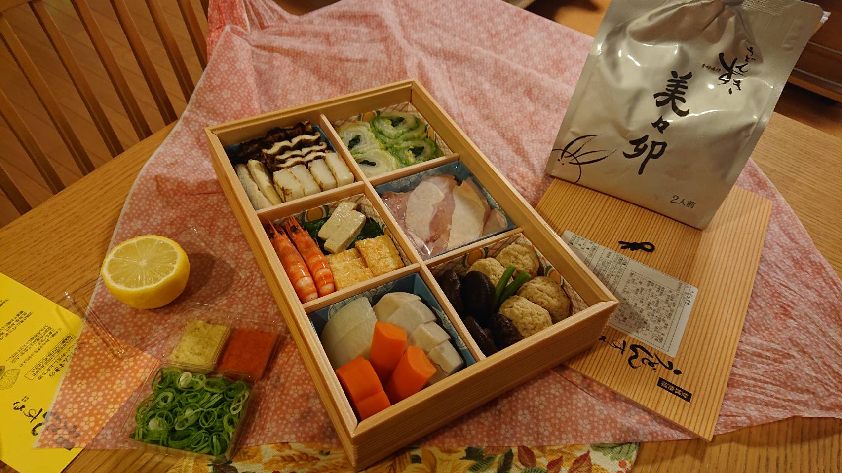 心願う 今日のお夕飯は 美々卯のうどんすき をお取り寄せした 具だくさんで素材も良く 美しい具材 とても美味しい もともと美々卯のうどんすきが好きなんだけど 名古屋駅にお店がなくなってしまったのが とても残念 でも お取り寄せ出来て