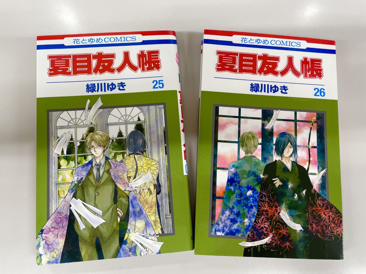 夏目友人帳公式ツイッター 21 1 4発売 夏目友人帳 緑川ゆき コミックス最新26巻の カバーを初公開 25巻の表紙と対になる 的場のイラストが目印です ニャンコ先生 のフィギュア付き 特装版も同日発売 購入者特典ふろく情報も公開中です 夏目友人帳公式ツイッター 21 1 4発売 夏目友人帳 緑川ゆき コミックス最新26巻の カバーを初公開 25巻の表紙と対になる 的場のイラストが目印です ニャンコ先生 のフィギュア付き 特装版も同日発売 購入者特典ふろく情報も公開中です