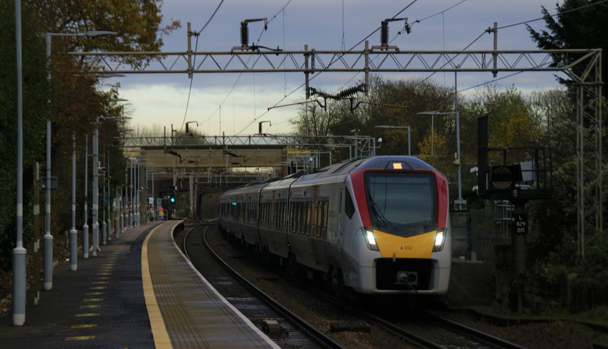 ThePinkMeowstic's tweet image. 23/11/20
745102 is seen zooming through Marks Tey in dying light, running 5Q01 from Norwich - Liverpool St.
#class745