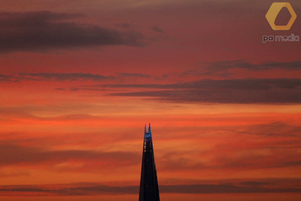 YuiMok's tweet image. What a lovely sunset over London tonight! #Autumn #Weather @metoffice