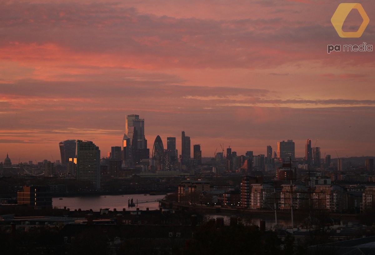 YuiMok's tweet image. What a lovely sunset over London tonight! #Autumn #Weather @metoffice