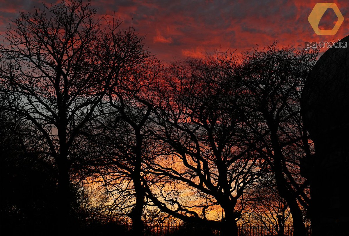 YuiMok's tweet image. What a lovely sunset over London tonight! #Autumn #Weather @metoffice