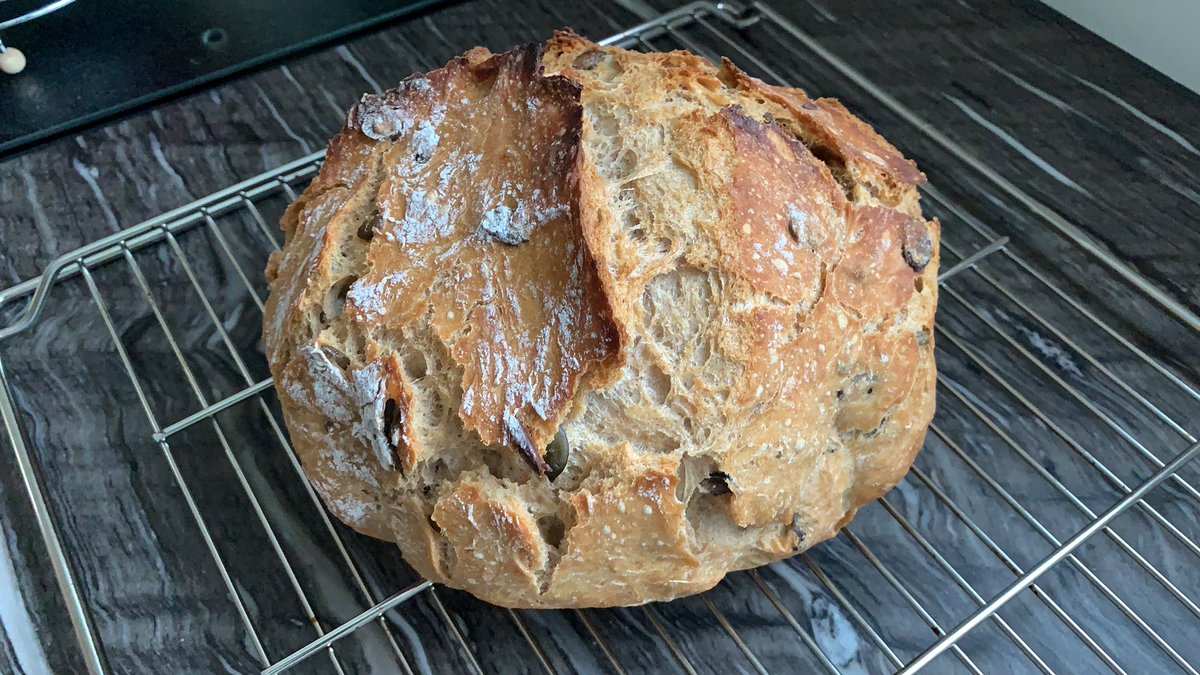 letscookmobi's tweet photo. Just baked another No Knead Bread! Recipe from: https://t.co/4y8gXQRufJ Of course this is a variant of it 🤨 https://t.co/qjLMQtu6ep