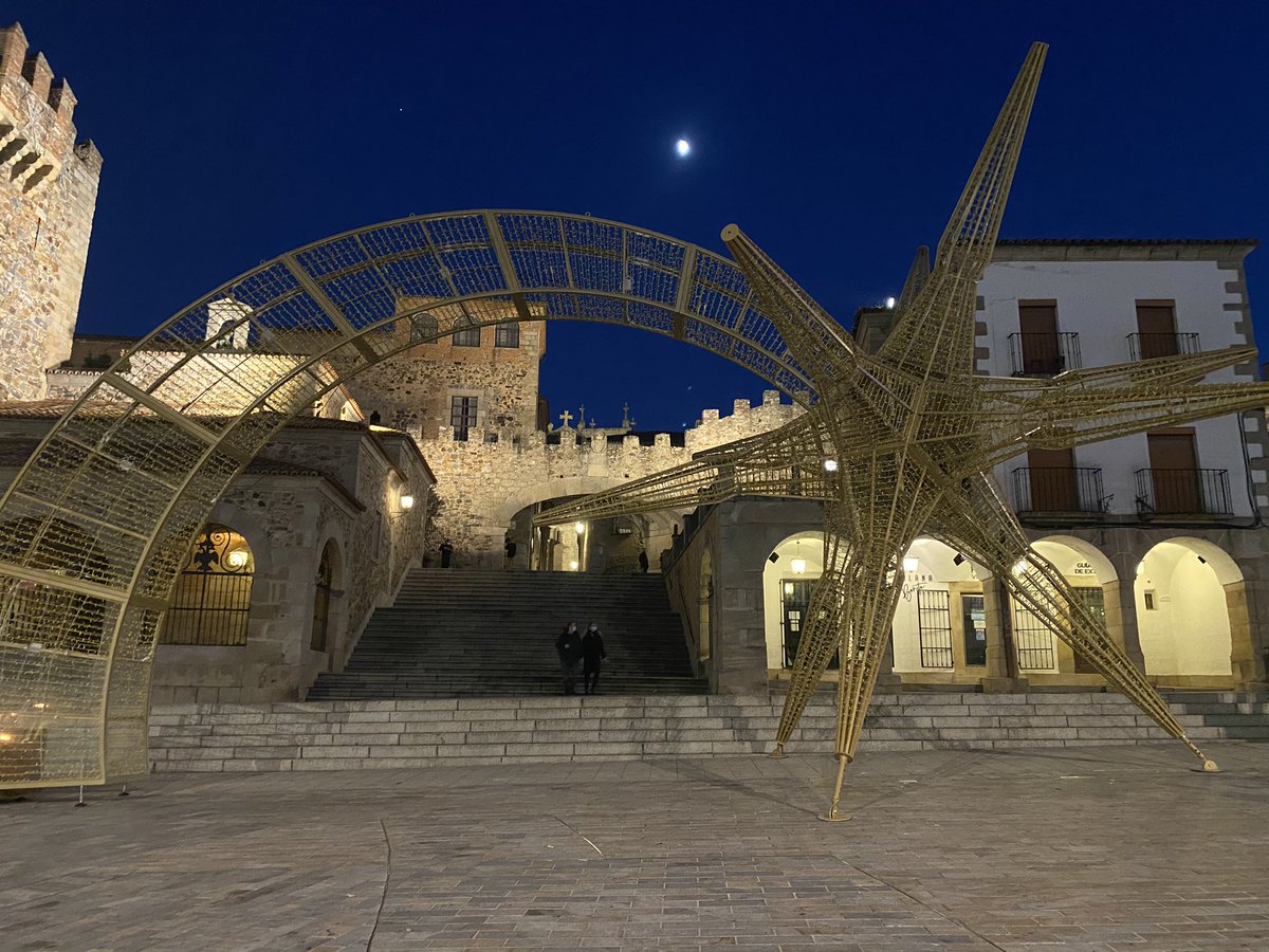 APARTAMENTOSCC's tweet photo. La Estrella que este año sustituye al tradicional árbol de navidad está recién instalada en @Caceres @caceresturismo @Ayto_Caceres https://t.co/TCegcEsEby