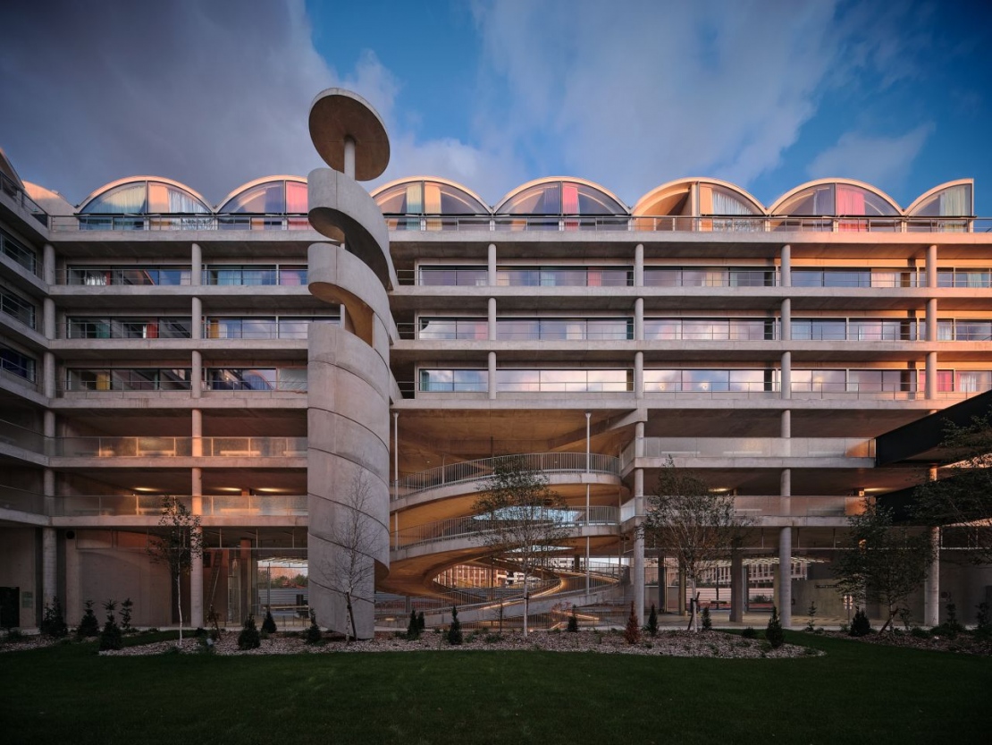 🏅2ème projet architectural du Campus urbain de #ParisSaclay à recevoir cette distinction, après le Lieu de vie, la résidence étudiante Rosalind Franklin et le parc de stationnement public Monge remportent l’Equerre d'Argent 2020, catégorie Habitat ! <a href="/AMC_archi/">AMC Architecture</a> #Equerre2020