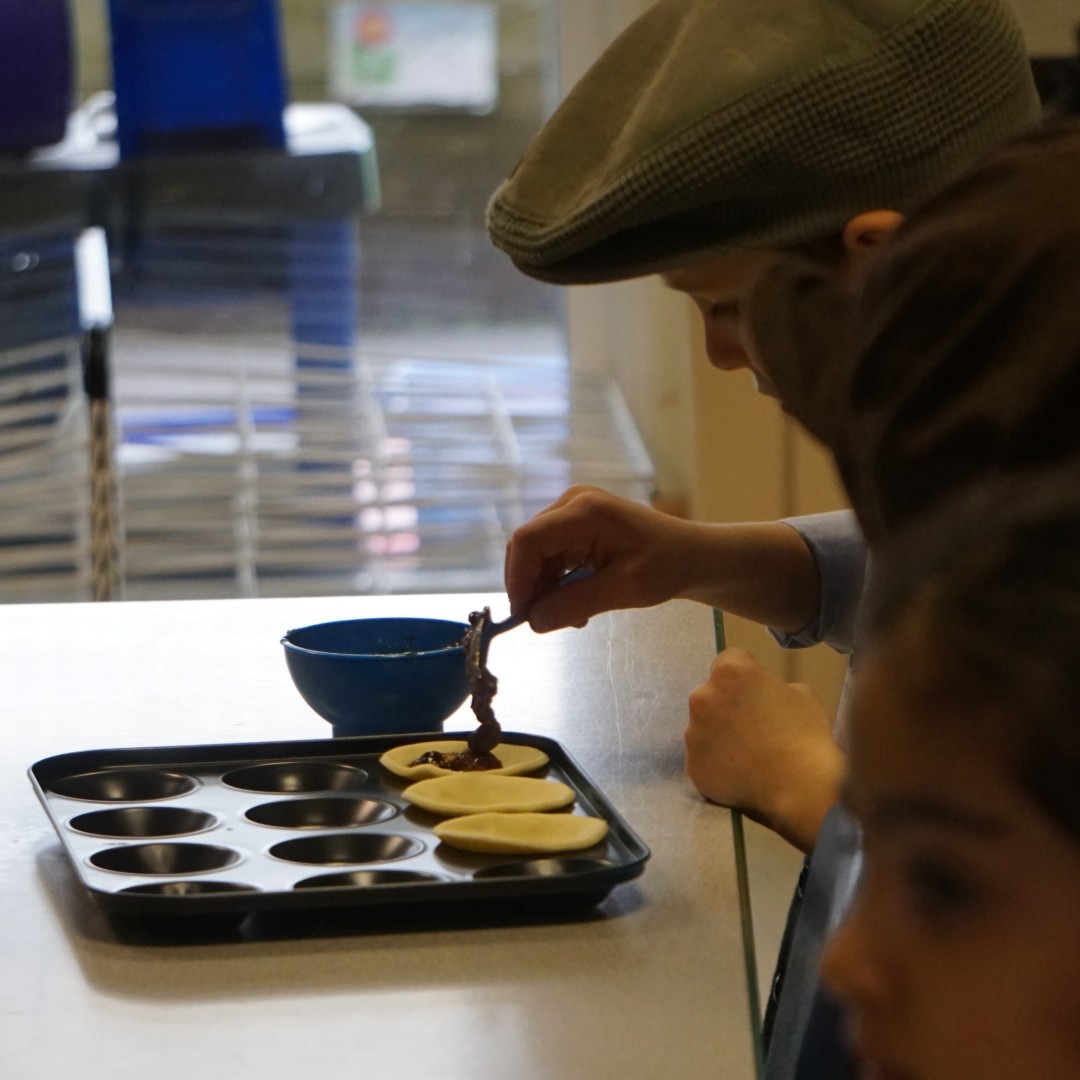 This afternoon our #Victorian Year 1's have been making some yummy looking mince pies.
#StainesPrepWay #beyourbest #respect #listen #history #stainesprepyear1 https://t.co/taUh5MU0xa