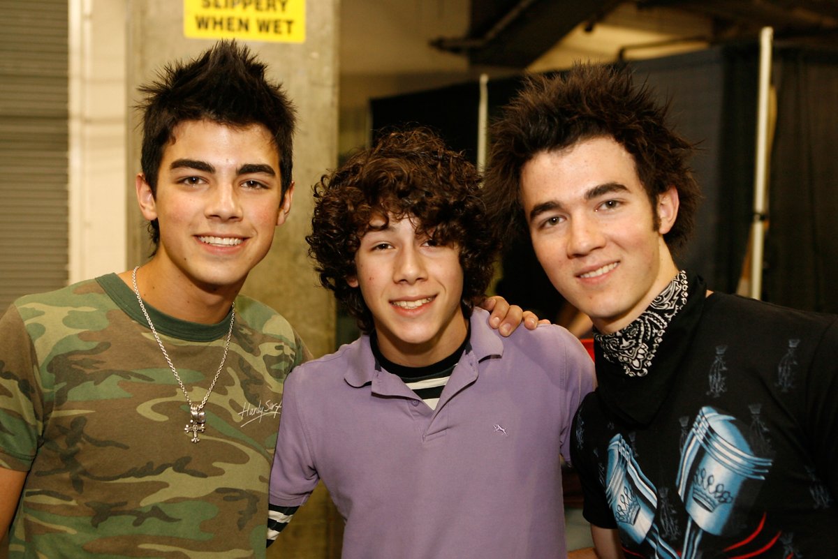 Who needs a time machine? Get your @Spotify #TimeCapsule playlist and throw it right back to when this photo was taken!
What classic Radio Disney artists made it onto your playlist? 🎶 https://t.co/dfvVvqqFid