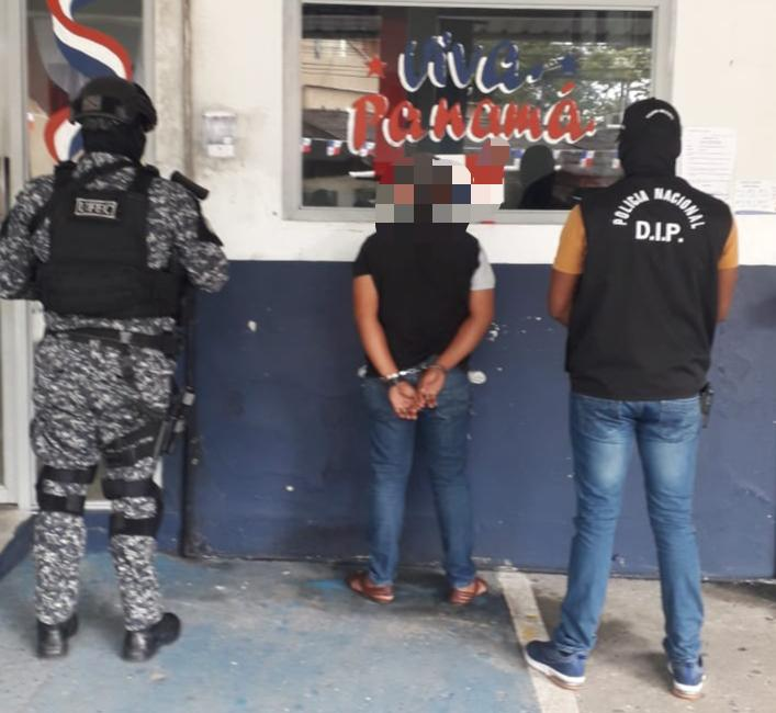 policiadepanama's tweet photo. En acciones contra el microtráfico unidades de la DNIP y la UFEC, incautaron sustancias ilícitas, dinero en efectivo y aprehendieron a una persona, durante diligencia de allanamiento realizada junto a la @PGN_PANAMA  en el corregimiento de Pueblo Nuevo. https://t.co/KS1gWB9ENh
