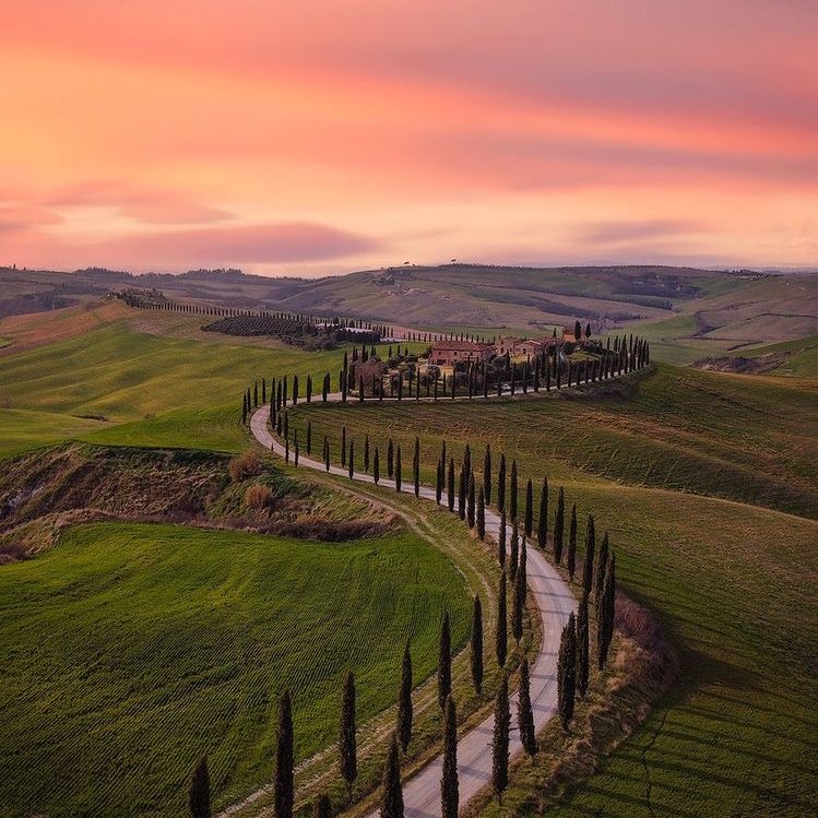 Watching the sunset in Tuscany makes me feel like I’m living the “bella vita”. Where have you watched or are going to watch the sunset today?😍                                    #photography #tuesdayvibe #24Noviembre