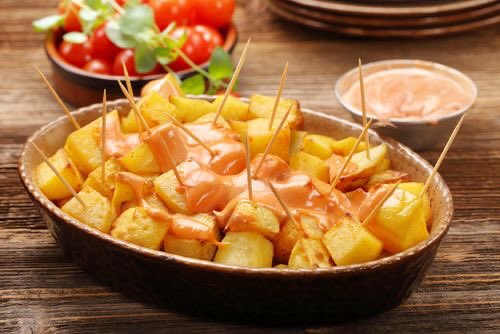 TravelPediaIT's tweet photo. #TravelPedia talks about #food 🥘
🇪🇸Spain 
#PatatasBravas are one of Spain’s most popular tapas. They’re ideal for an #appetizer or a #snack with friends. 
Visit: 
https://t.co/yT0xsCsLyP

#foody #gnummy #delicious #like #eat #travel #travelling #trip #enjoy #dishes #plates https://t.co/juJbu28SQJ