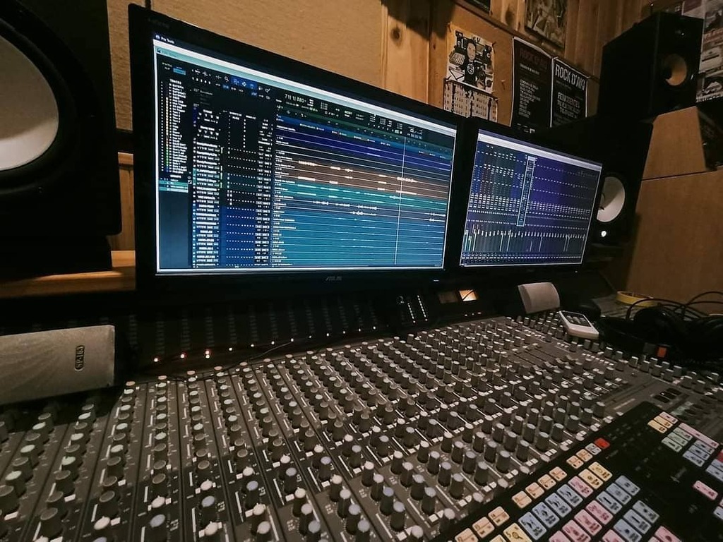 BrutalFolkMetal's tweet photo. Hoy se mezcla en @audiorama_estudio 🎙️ el nuevo tema 🎶 de @landevir_oficial ⚡, "Leyendas del Medievo", con la colaboración de @anna_murphy_official de @cellardarlingofficial (ex-Eluveitie), @rosalia_sairem de @therionband y @diegopalacioflute 🌬️de @celtianofficial 🧚🏻‍♂️.
.
#land… https://t.co/WwFivtQ9yy