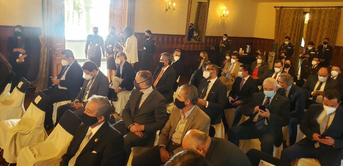 marcelaholguin's tweet photo. Hoy todo el gabinete dejó de trabajar para sentarse y aplaudir en Carondelet. ¿Dónde estaban en Octubre?; ¿Dónde estaban cuando fallecieron 11 personas por rechazar un paquetazo? ¡Trabajen! Su sueldo lo paga la gente, el país se cae a pedazos. #CensuraRomoYA https://t.co/4em8s0bRBF