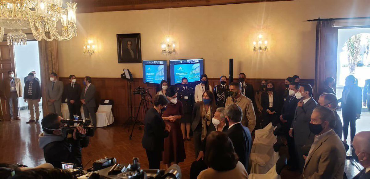 marcelaholguin's tweet photo. Hoy todo el gabinete dejó de trabajar para sentarse y aplaudir en Carondelet. ¿Dónde estaban en Octubre?; ¿Dónde estaban cuando fallecieron 11 personas por rechazar un paquetazo? ¡Trabajen! Su sueldo lo paga la gente, el país se cae a pedazos. #CensuraRomoYA https://t.co/4em8s0bRBF