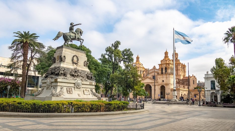 Argentina’s second largest city, Córdoba, has hired Hogan Lovells LLP and Córdova Francos Abogados to restructure US$150 million worth of foreign debt, following in the footsteps of the federal government and the province of Mendoza. bit.ly/39e5d2C