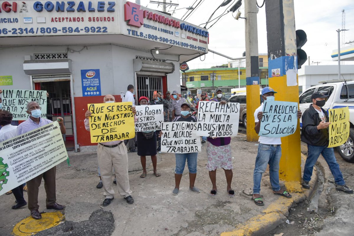 DiarioLibre's tweet photo. | #Actualidad| Buhoneros de “La Bomba de Los Mina” piden a la alcaldía reubicarlos aun sea por el mes de diciembre. Afirman que están dispuestos a que el ayuntamiento les provea de un lugar en el que paguen.

Ampliar   https://t.co/UWxLcC136N

#DiarioLibre #BuhonerosLosMinas https://t.co/oRSHStbtHi