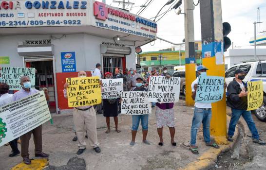 DiarioLibre's tweet photo. | #Actualidad| Buhoneros de “La Bomba de Los Mina” piden a la alcaldía reubicarlos aun sea por el mes de diciembre. Afirman que están dispuestos a que el ayuntamiento les provea de un lugar en el que paguen.

Ampliar   https://t.co/UWxLcC136N

#DiarioLibre #BuhonerosLosMinas https://t.co/oRSHStbtHi