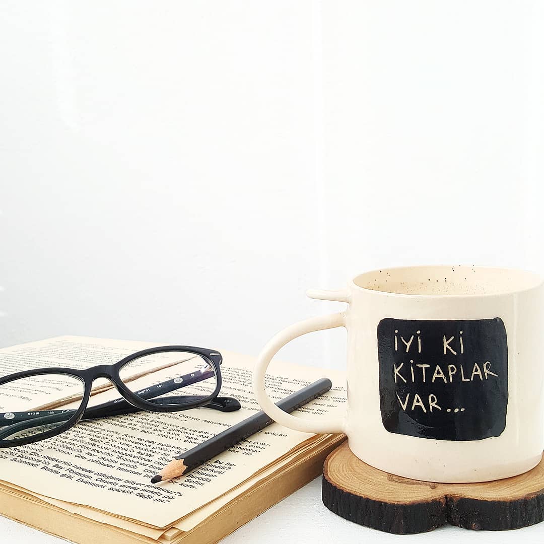 "Ne çok insan, hayatının yeni bir çağını bir kitap okuması sayesinde bulmuştur." #HenryDavidThoreau

#iyikikitaplarvar kahve fincanı kitapsiparis.com'da!