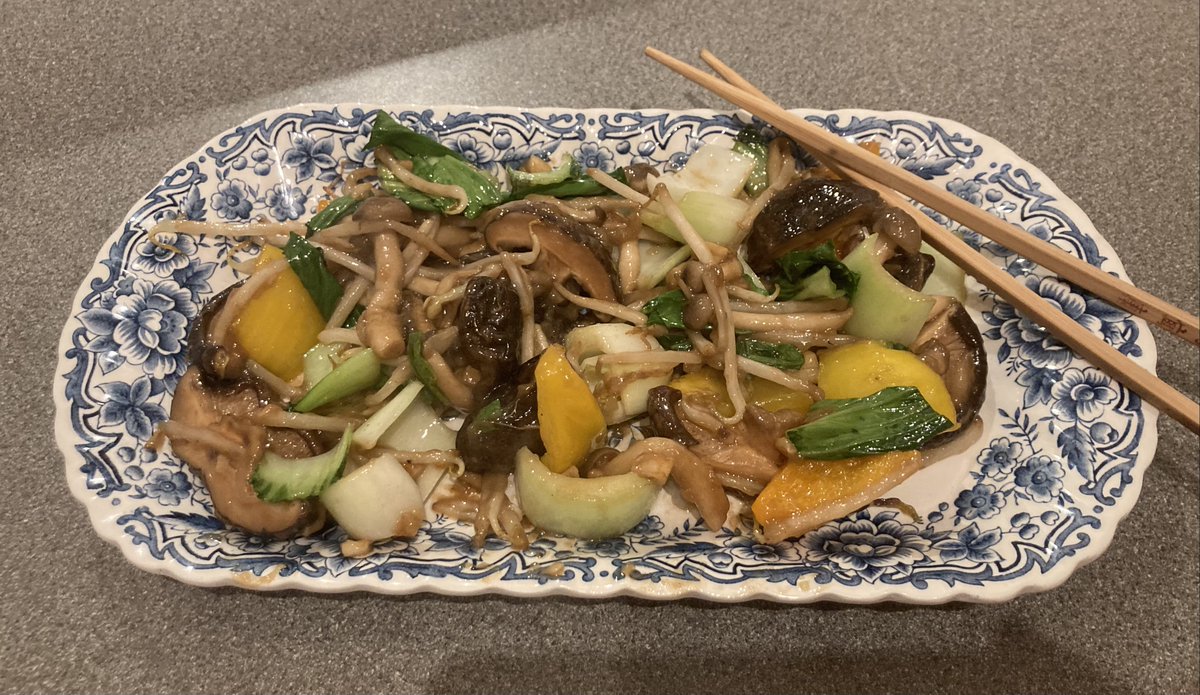 Chinese stir-fry vegetables tonight.

Bok choy 🥬 
Shiitake & Shimiji mushroom 🍄 
Bell pepper
Been sprouts 

In soy & garlic sauce.

#plantbased 
#15minutemeals