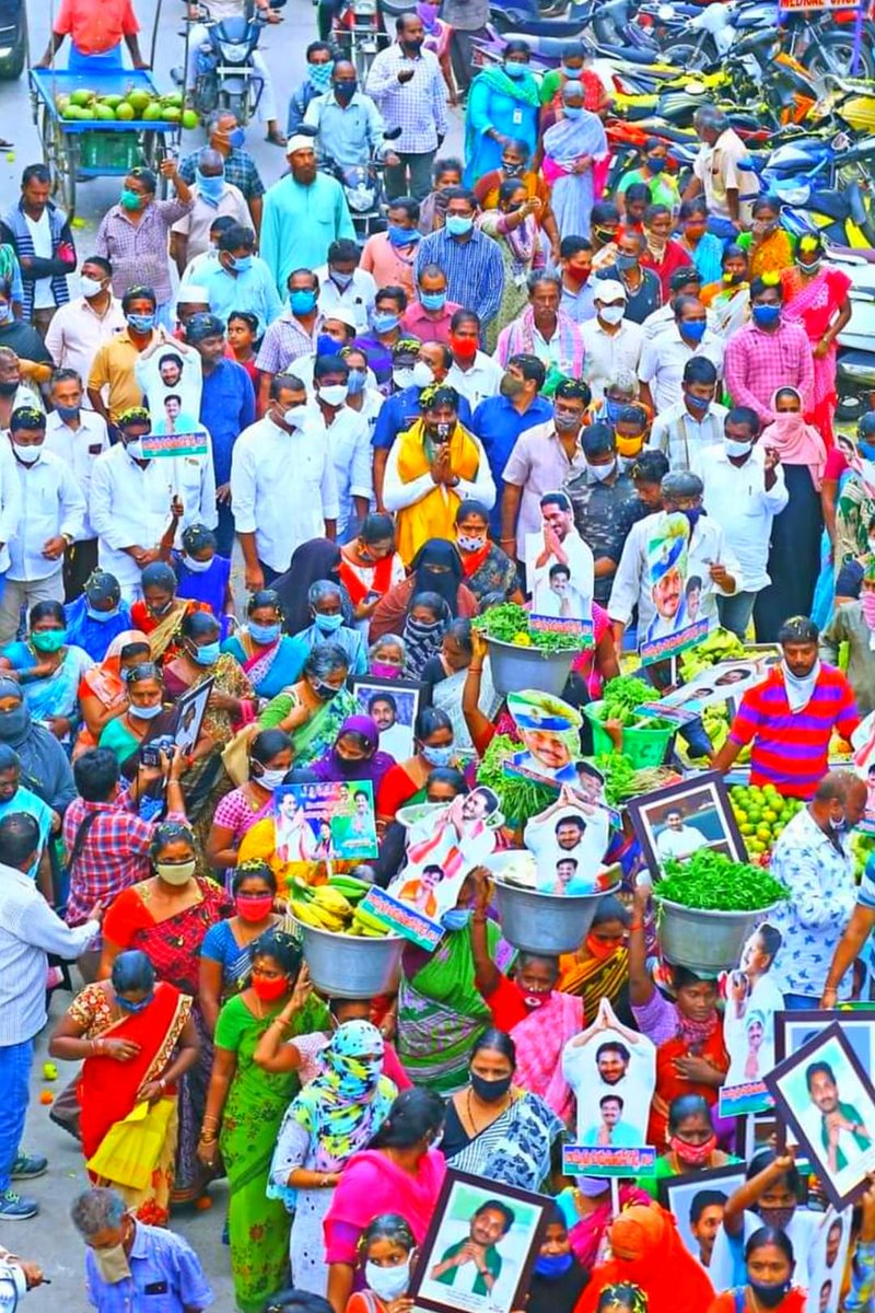 LathaReddy704's tweet photo. రేపు "జగనన్న తోడు" పథకం లాంఛనంగా ప్రారంభం అవుతున్న శుభ సందర్భంగా ఈరోజు శ్రీకాళహస్తి పట్టణంలోని చిరు వ్యాపారస్తులు అందరితో కలిసి జగనన్నకు కృతజ్ఞతలు తెలుపుతూ భారీ ర్యాలీ నిర్వహించిన  MLA @BiyyapuMadhu 

#JaganannaThodu https://t.co/jDoQaxmb9G