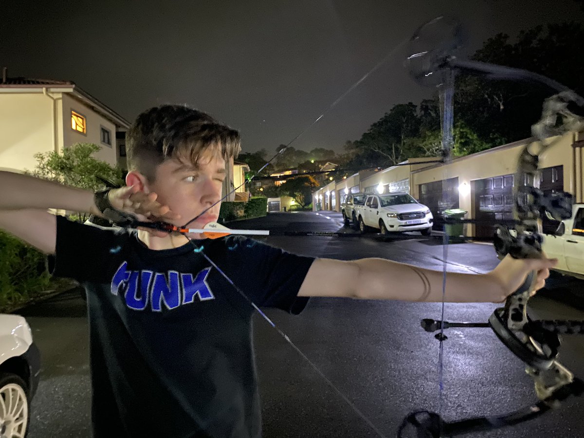 TheAveGuyOnline's tweet photo. Just another night of shooting some arrows with the boys 🙂. When living in a complex you gotta make a plan to find a spot. https://t.co/fAFfgjqb2n
