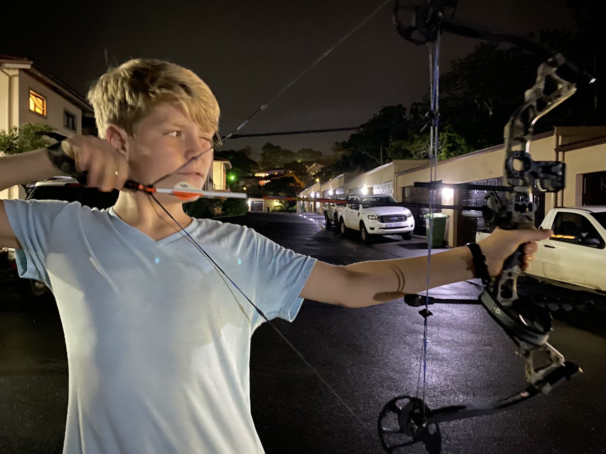 TheAveGuyOnline's tweet photo. Just another night of shooting some arrows with the boys 🙂. When living in a complex you gotta make a plan to find a spot. https://t.co/fAFfgjqb2n