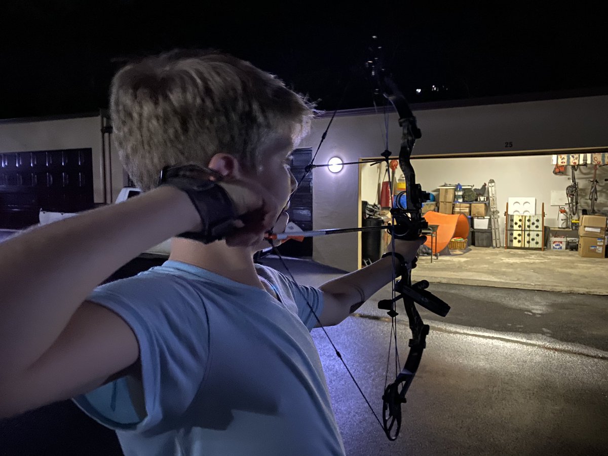 TheAveGuyOnline's tweet photo. Just another night of shooting some arrows with the boys 🙂. When living in a complex you gotta make a plan to find a spot. https://t.co/fAFfgjqb2n