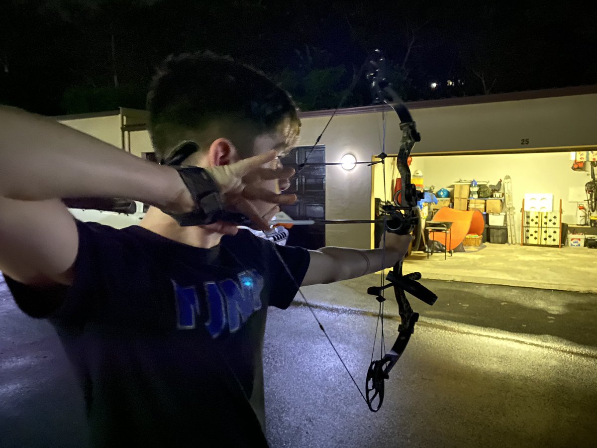 TheAveGuyOnline's tweet photo. Just another night of shooting some arrows with the boys 🙂. When living in a complex you gotta make a plan to find a spot. https://t.co/fAFfgjqb2n