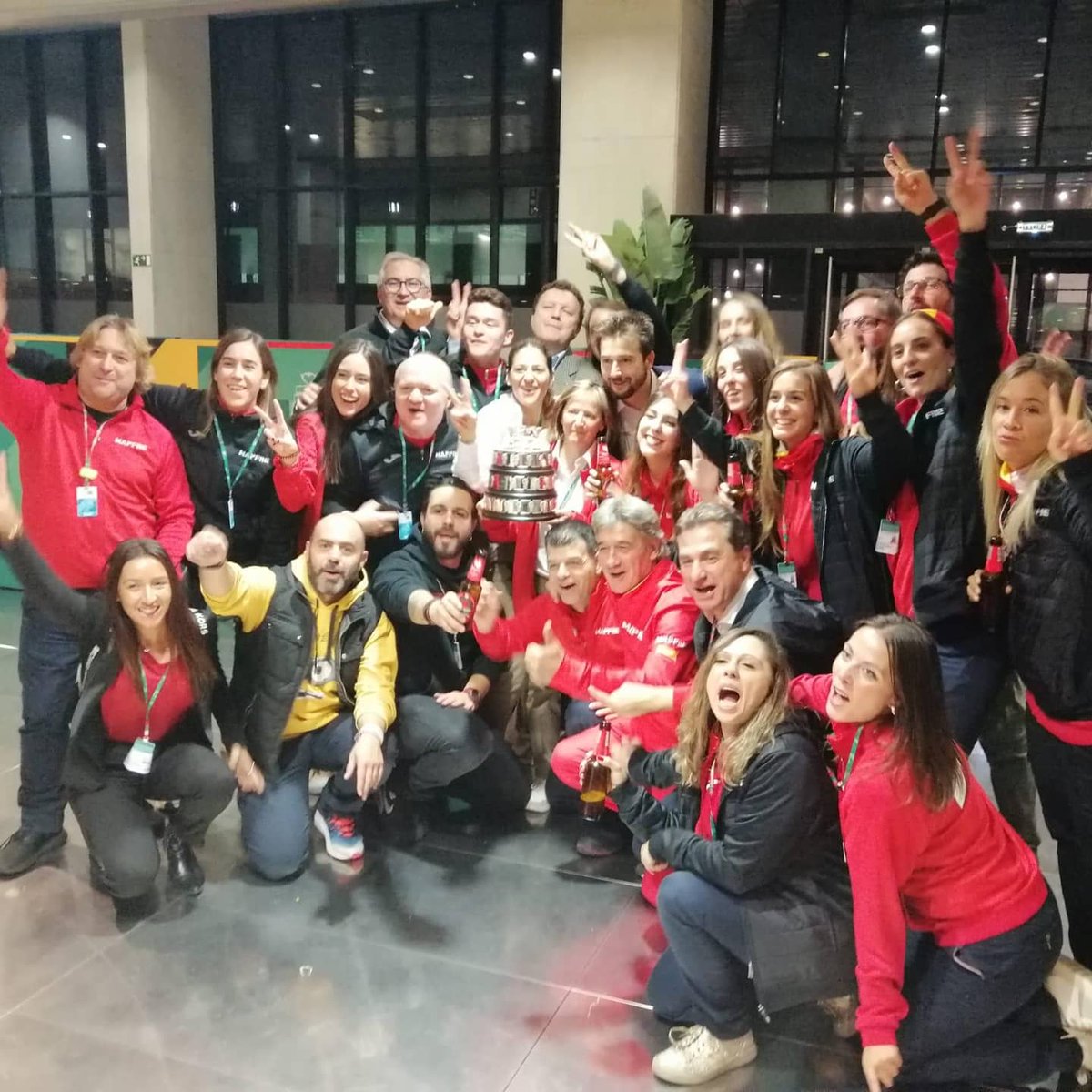 ClinicaTenis's tweet image. Hace un año de este día.
#ClinicaMAPFREMedicinaDelTenis fuimos Servicios Médicos Oficiales de @DavisCupFinals en las que el equipo #MAPFRETenis de la @RFETenis se proclamó Campeón.