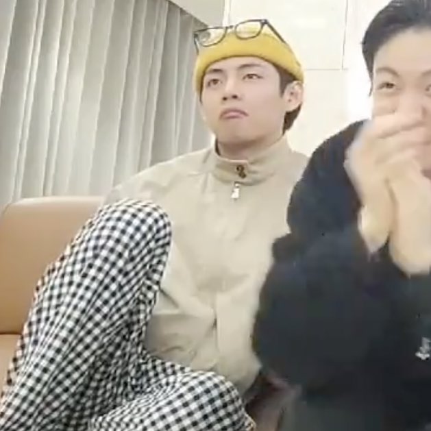 taeteland's tweet photo. taehyung’s reaction 😂😂😂 https://t.co/6PvoyROOkC