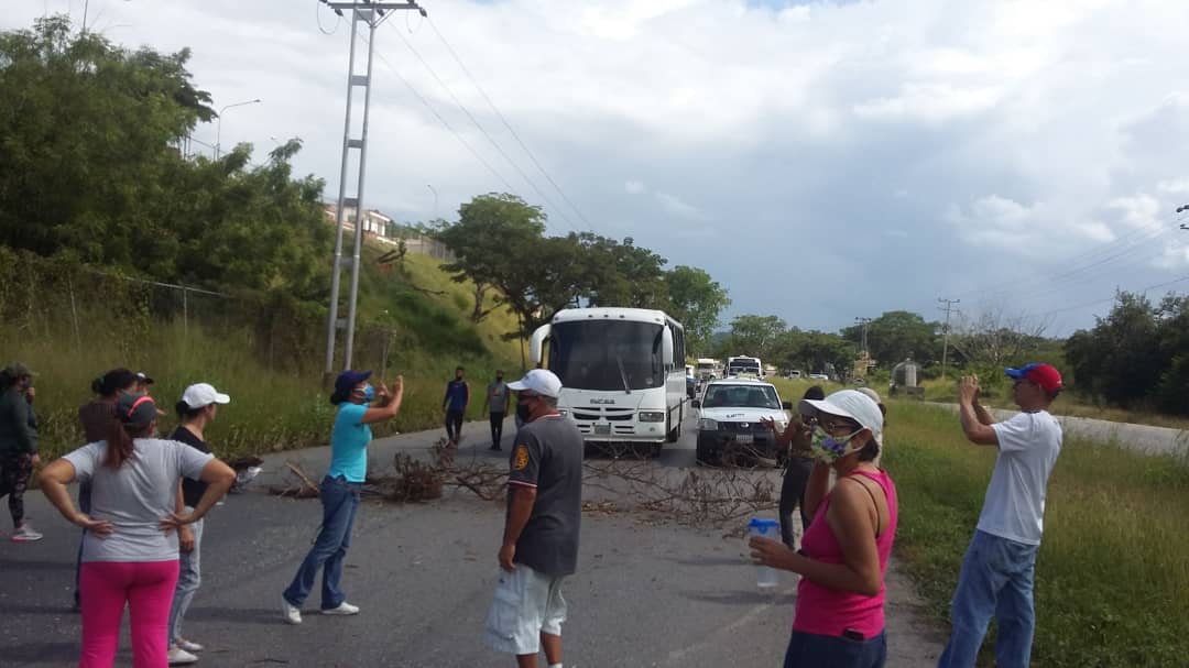 lagranciudad's tweet photo. Vecinos de Colinas de Betania cerraron el paso por la autopista Ocumare-Charallave para exigir agua. @HidrocapitalTuy lleva varias semanas sin suministrarles el líquido. #24nov 1:00pm https://t.co/rfLVenV4v2