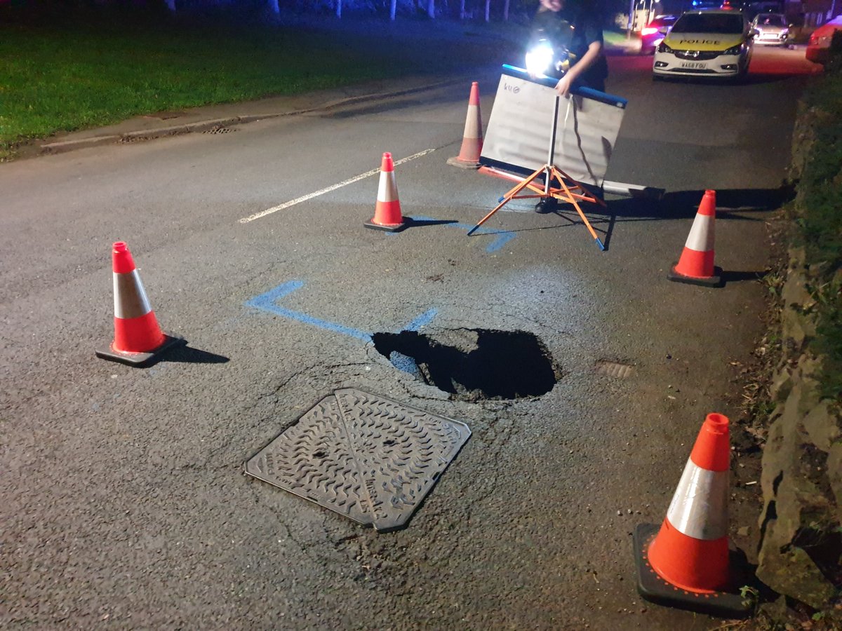 DC_Police's tweet photo. A large hole has appeared on Station Road, #Willand. Police are looking into it. https://t.co/7LREtL5xmh