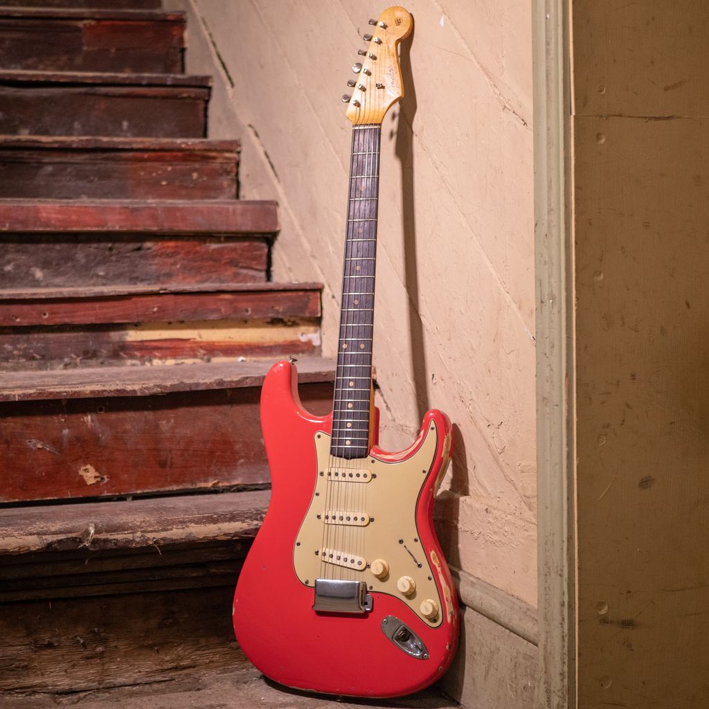 A 1963 Fender Stratocaster in original Fiesta Red 😎 This one has had quite a life, and was painstakingly restored by @thevintageinstrumentworkshop a little while ago.