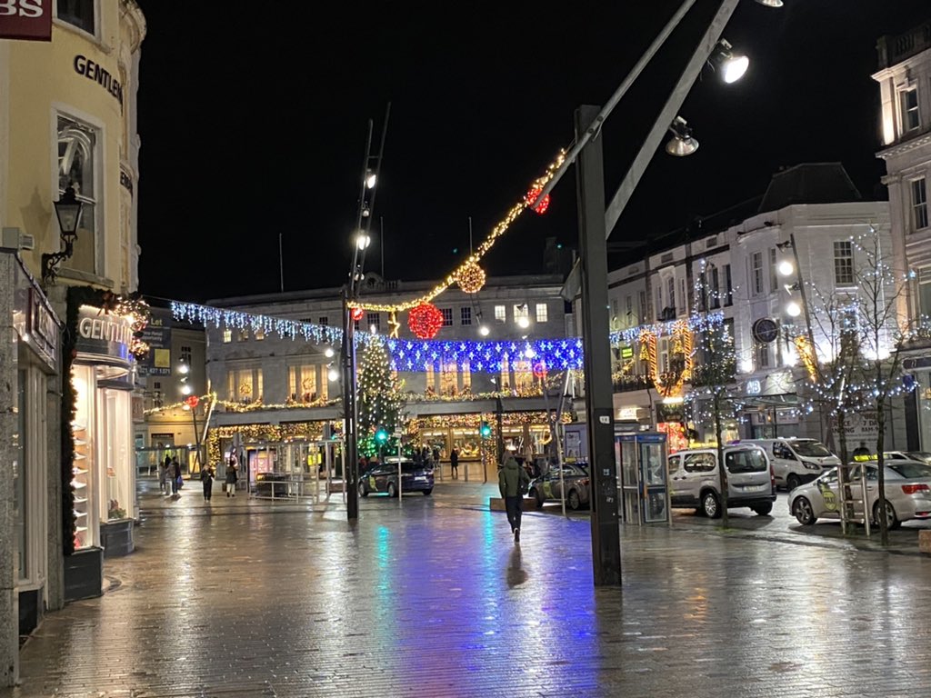 SullyMichael4's tweet photo. Oooh the lights in town look great. The Christmas feel is definitely around. Now let’s hope we get good news for @ClancysCork to reopen next week along with all the other pubs and restaurants. #safeandcontrolled #socialising https://t.co/ML3GrfWDpd