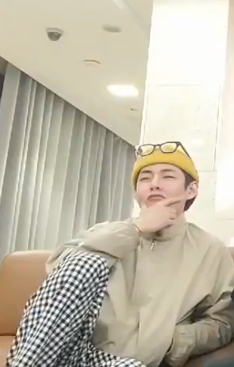 BTSFactsTR's tweet photo. Karşınızda Grammy adaylığı bulunan BTS grubundan Kim Taehyung var !! https://t.co/4JJskI5SVc