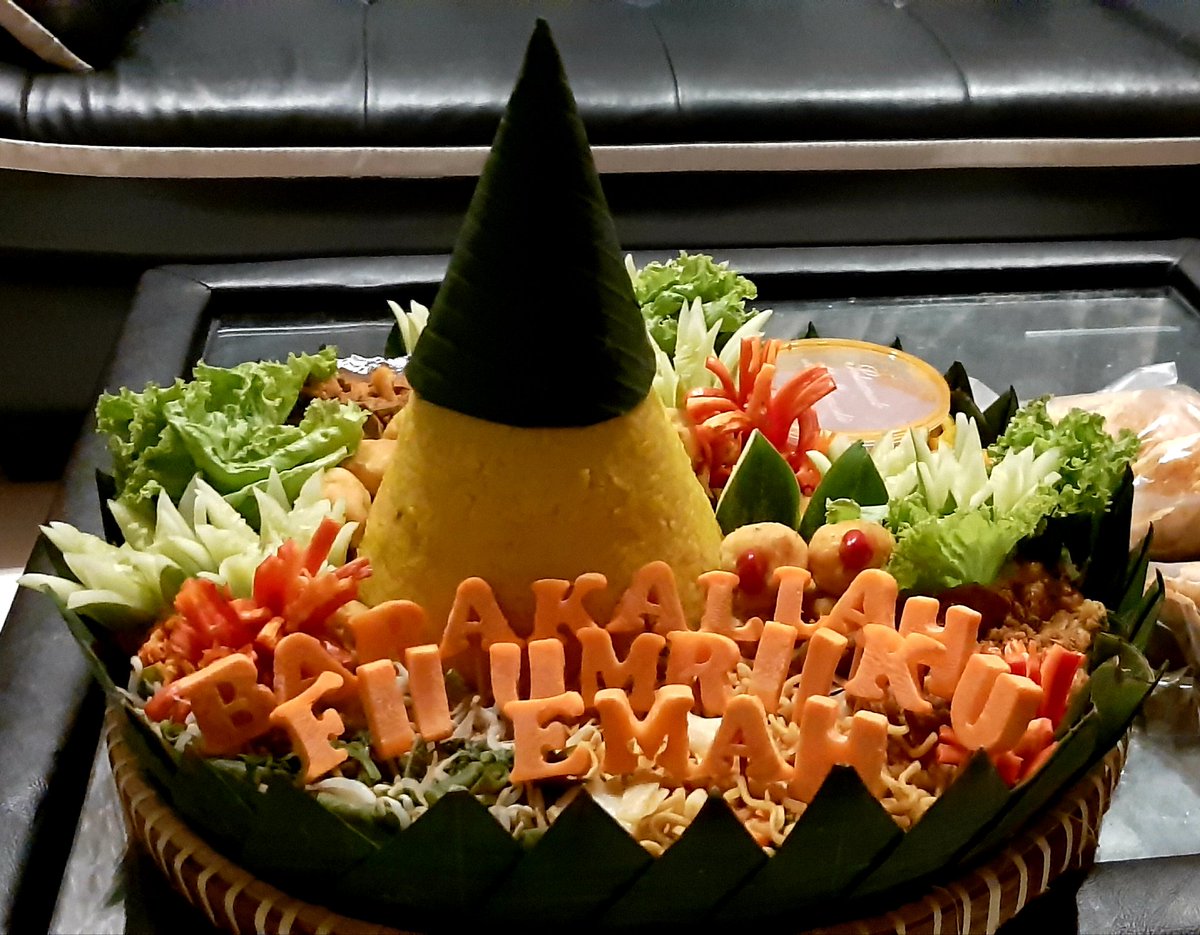 Makasih buat neng yuni nasi tumpengnya jg doanya buat ibunda tercinta yang kbetulan hari ini 24 november adalah tgl kelahirannya beliau . Love you mom panjang umur sehat lagi ya mahhh 😭 ga terasa 3 tahun terbaring sakit semoga dgn sakitnya Allah bersihkan dari semua dosa Aamiin