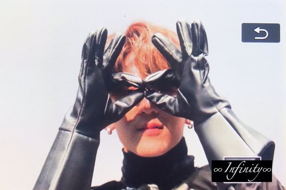 his gloves are so cute 
—#NEWKIDD #뉴키드 #SEUNGCHAN #강승찬 #KANGSEUNGCHAN