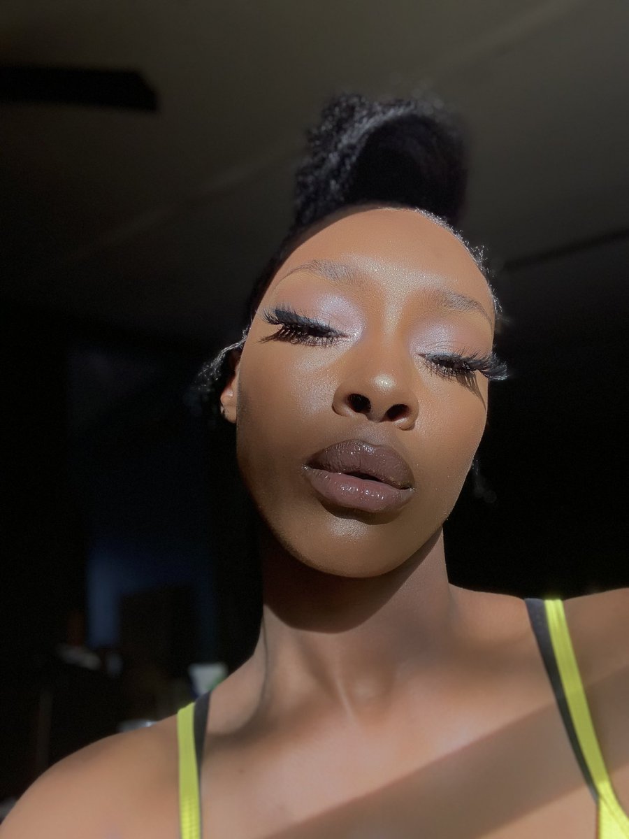 HIGHdrated_Mami's tweet photo. It’s the Gloss bomb for me @fentybeauty #FENTYBEAUTYUNIVERSITY #makeuptwitter #makeupforpoc #makeupforwoc #melaninmakeup #mua https://t.co/7FoZIn8oeL