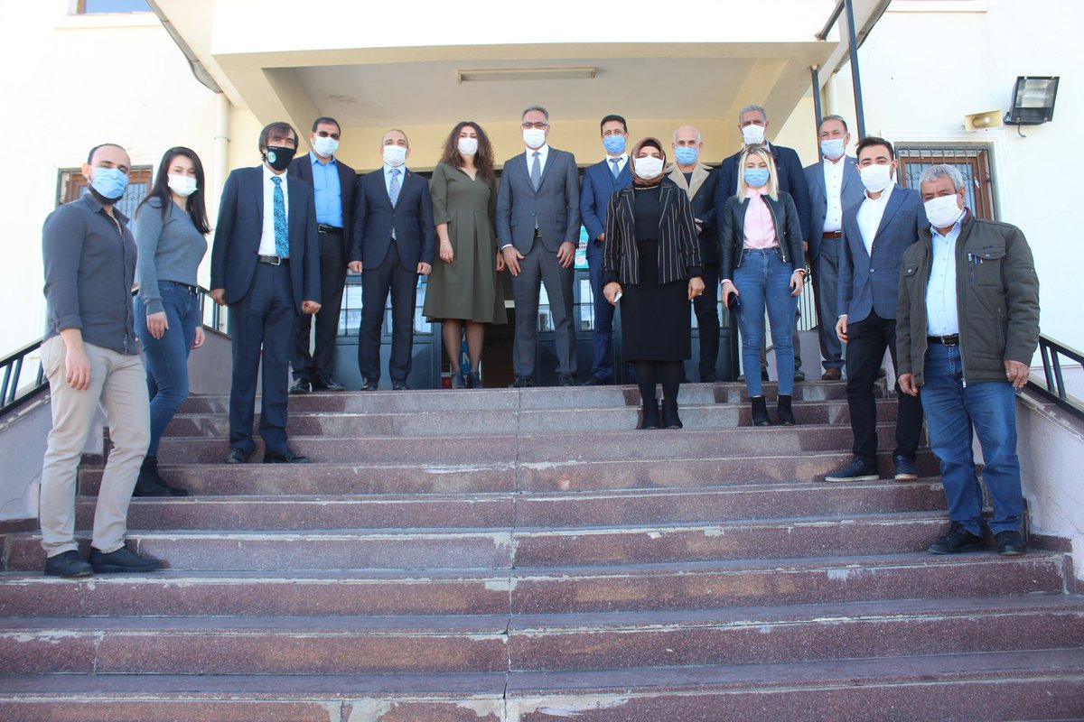 24 Kasım Öğretmenler Günü nedeniyle Eyyübiye Belediye Başkanı Mehmet Kuş ve İlçe Milli Eğitim Müdürümüz Ahmet Demir Yenice mahallesinde bulunan Mahmut İkbal Büyükkırcalı Mesleki ve Teknik Anadolu Lisesi öğretmenleriyle bir araya gelerek 24 Kasım Öğretmenler Gününü kutladılar.