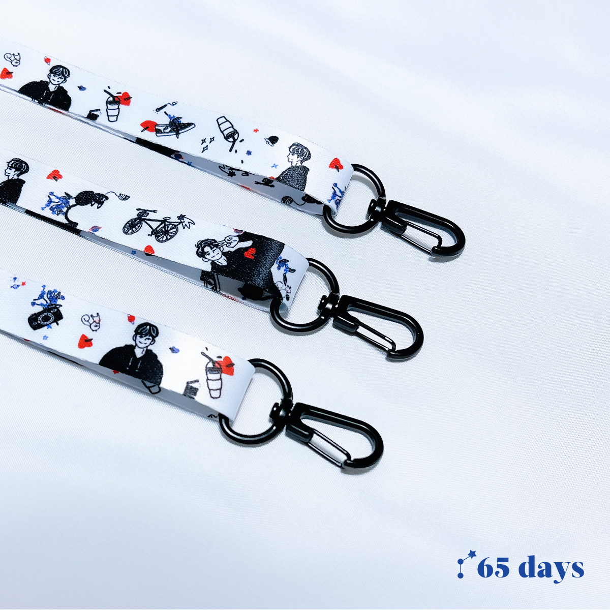 𝚁𝙴: 𝙾𝙽𝙶 𝚂𝙴𝙰𝚂𝙾𝙽’𝚂 𝙶𝚁𝙴𝙴𝚃𝙸𝙽𝙶
　　　　
　　　”𝟑𝟔𝟓 𝐃𝐀𝐘𝐒"

𝙈𝘼𝙎𝙆 𝙎𝙏𝙍𝘼𝙋

기존 똑딱이 마스크스트랩에서 길이 조절 버클과 쉽게 마스크에 걸 수 있게끔 고리 부분을 추가하여 제작했습니다. 총 길이는 75cm며 본인에 맞게 길이를 조절할 수 있습니다 :)