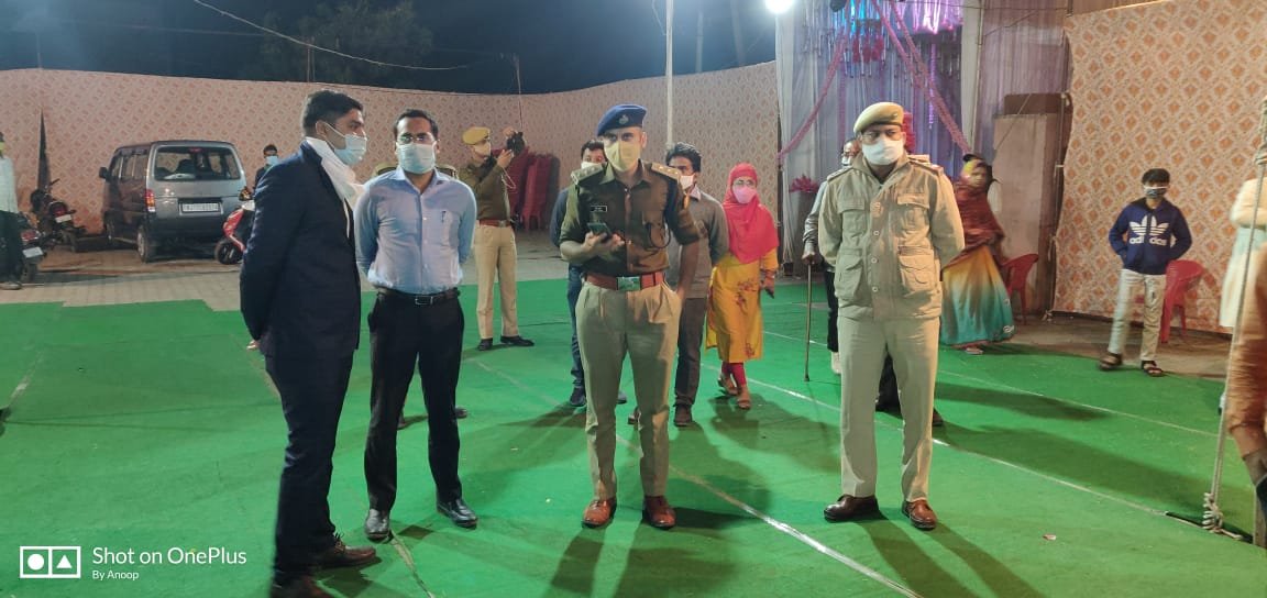 zeerajasthan_'s tweet photo. झालावाड़- विवाह समारोहों में हुजूम पर प्रशासन की सख्ती, 100 से अधिक लोग नहीं हो सकते एकत्रित, एसडीएम मोहम्मद जुनेद और डीएसपी अमित कुमार कर रहे हैं मॉनिटरिंग,

100 से अधिक मेहमानों की उपस्थिति पर 25000 ₹ जुर्माने का है प्रावधान

#RajasthanWithZee #COVID19 #coronavirus https://t.co/pHPgO2qChz