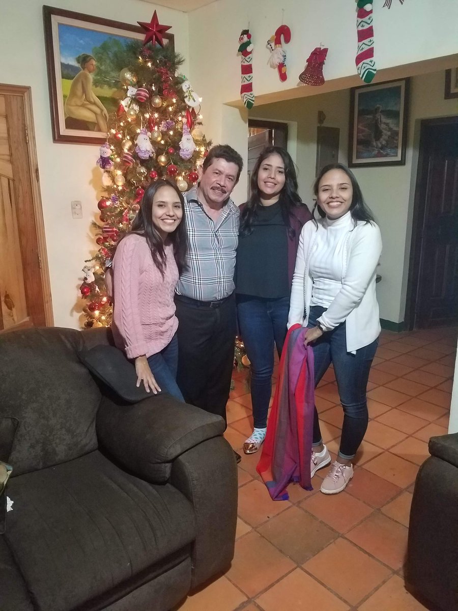 LauraMarcelaSF's tweet photo. Ojala todos pudieran tener una relación tan especial como la que tenemos con mi papi, feliz cumpleaños a nuestro angel, ayer te fuiste en nuestros brazos pero yo se que nos cuida desde el cielo, lo amo demasiado Paco ❤ https://t.co/LNKvdT2c7z