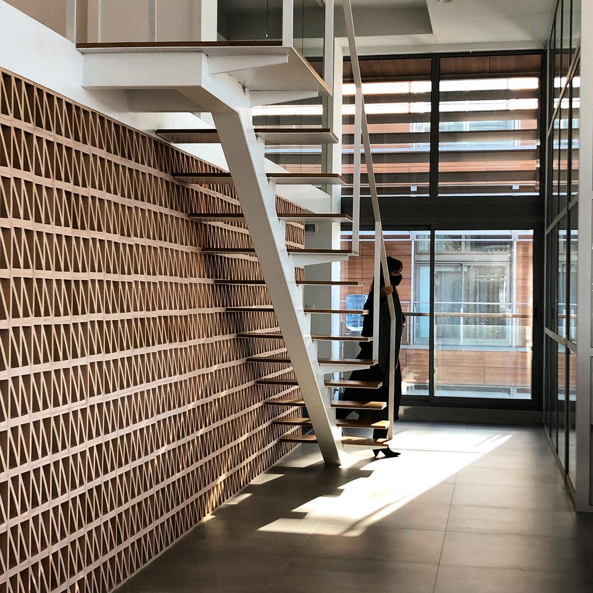 Un buen espacio de trabajo conseguirá que aumentemos la productividad y la felicidad laboral.
Por eso, #GrupoIbricks apuesta por la tecnología, diseño e innovación en su lugar de trabajo.
Una buena imagen vale más que mil palabras