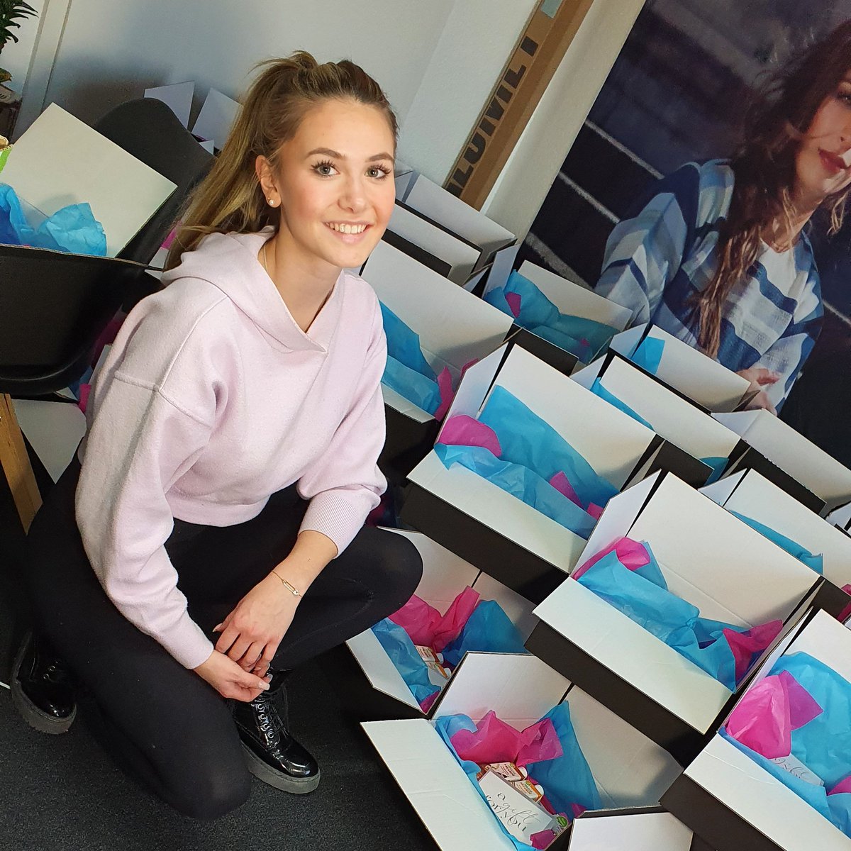 styleranking's tweet image. Im Anschluss an ein #influencercafé heißt es in der styleranking-Crew: Nachbereitung. Für alle Teilnehmer:innen konfektionieren wir liebevoll ein Goodiebundle für&apos;s Unboxing danach. Gespannt, was wir reinlegen?

instagram.com/p/CH-fvHdFRfa/

#ebcve20 #elternbloggercafé #influencer