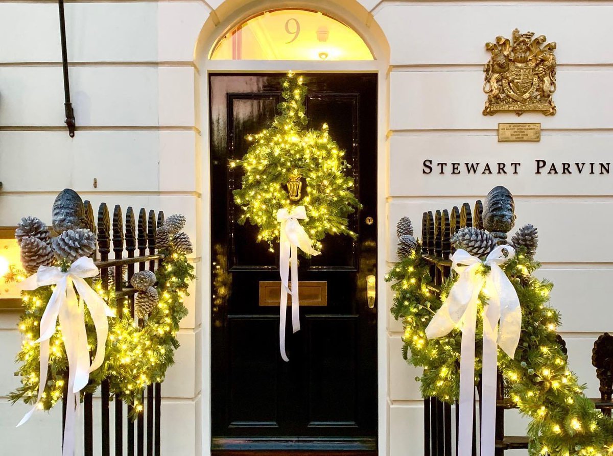 Stewart_Parvin's tweet photo. Glorious Christmas window and shop front by Dickinson and Doris... 🎄🎅🏽🎁 https://t.co/1caP9sxwrP