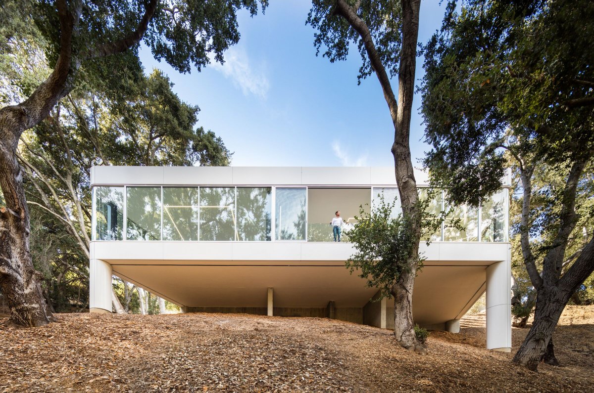 “Pam &amp; Paul’s” house floats in the canopy of a dense oak grove in the foothills of the Santa Cruz mountains just west of Silicon Valley. The conceptual idea for this masterpiece came clearly and quickly for architect Craig Steely. khachilife.com/design-pulse/?…