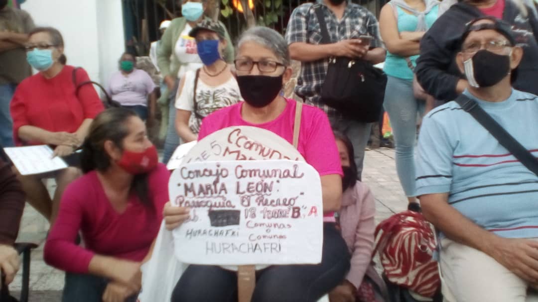 Infocomunal2's tweet photo. #Infocomunal2 || El pasado #23Nov voceros y voceras comunales desde la Comuna Socialista Amalivaca, parroquia El Recreo, recibieron sus certificados de Registro de Renovación de la mano de la ministra @norisherrerar, en el marco del #CongresoDeComunas2.0
@Mp_Comunas https://t.co/pGBvZ2s7uv