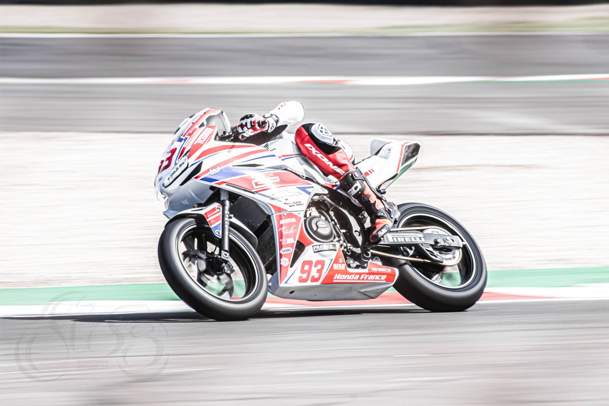 Adrien Quinet crisp in a panned shot exiting the Foggy Esses in WorldSSP300 at <a href="/DoningtonParkUK/">Donington Park</a> last season! Click the link for more of my photos!
- instagram.com/flissflettmedi…
-
#WorldSBK #WorldSSP300 #doningtonpark #foggyesses #motorsportphotography