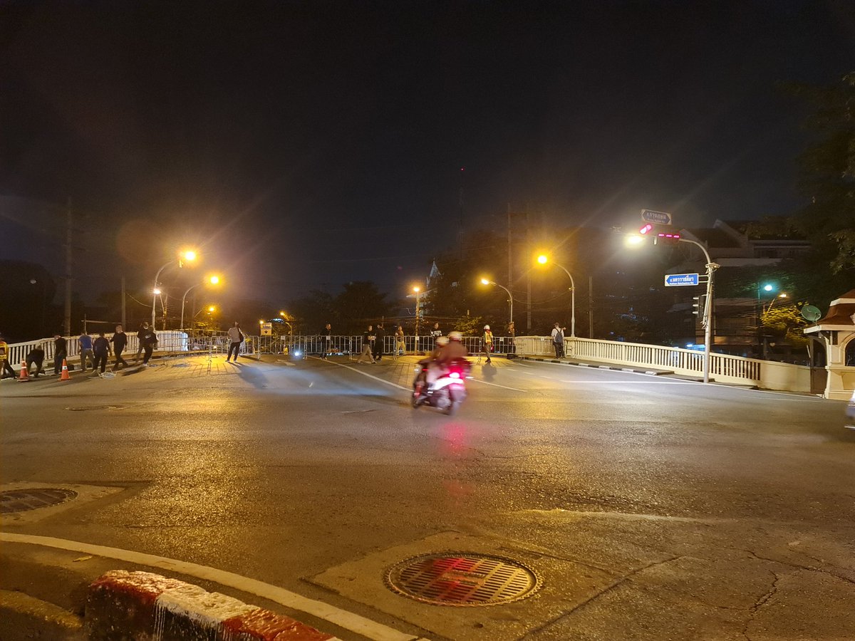 21.40 แยกประชาเกษม ใกล้กับสำนักงานทรัพย์สินพระมหากษัตริย์ เจ้าหน้าที่กั้นรั้ว ก่อนการชุมนุมพรุ่งนี้
ตำรวจบอกว่า